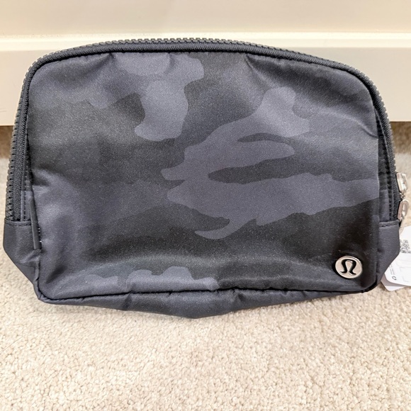 New with Tag - Lululemon Everywhere Belt Bag Large Black Camo 2L - Picture 1 of 4
